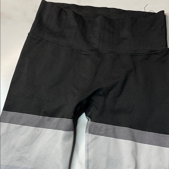 Athleta Black Stripe Intarsia Seamless Legging Size M - Picture 4 of 6